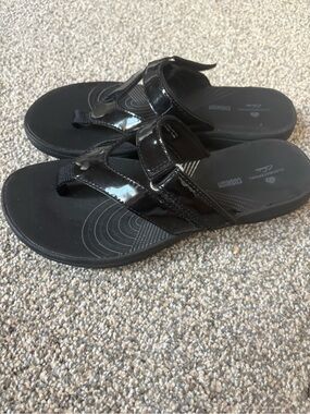 Clarks Women’s Black Patent Thong Slide Sandals